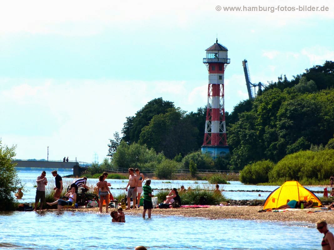 Menschen baden in der Elbe in Hamburg mit Blick auf den Leuchturm am Falkensteiner Ufer Menschen baden in der Elbe in Hamburg mit Blick auf den Leuchturm am Falkensteiner Ufer