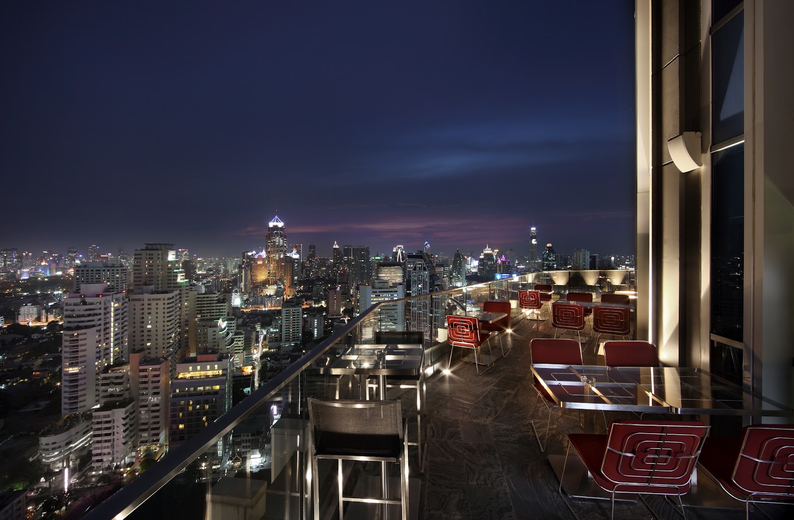 Крыши бангкока. Софитель Бангкок. Sky Bar, Бангкок, Таиланд. Бар в Бангкоке на крыше. Стеклянная крыша в Бангкоке.