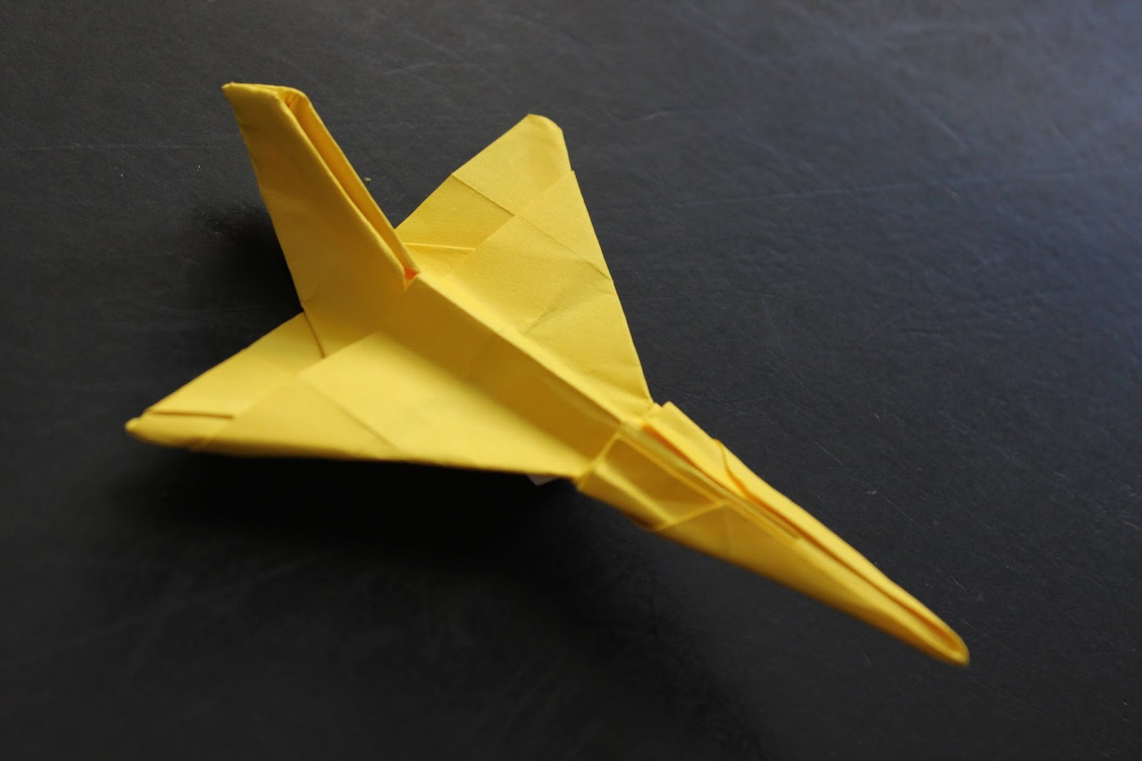 Бумажный истребитель. Бумажный самолет. Самолёт из бумаги. Оригами самолетик. Самолет из оригами.