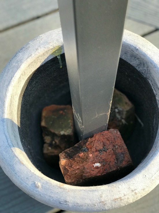 Ceramic pot Solution with bricks