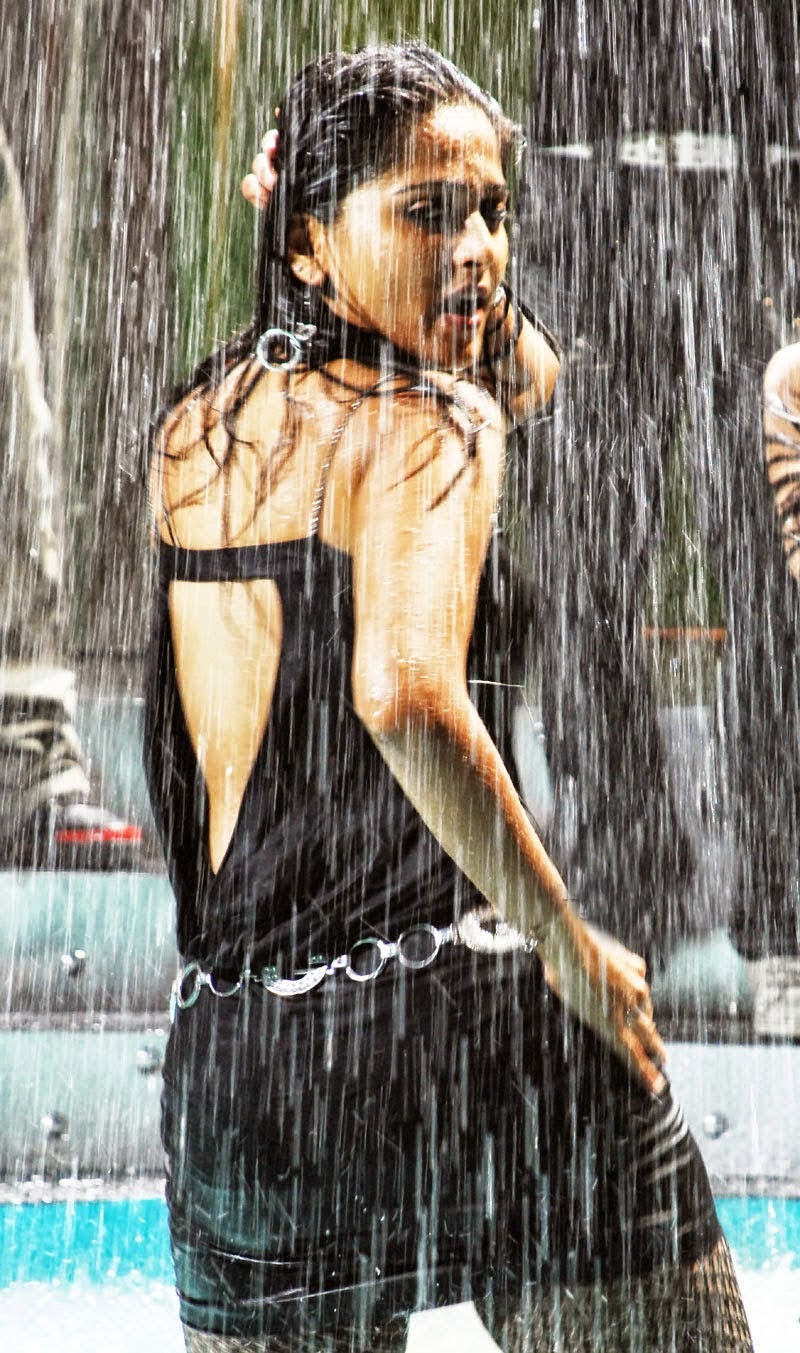 Anushka+Hot+Rain+Dance+(3).jpg