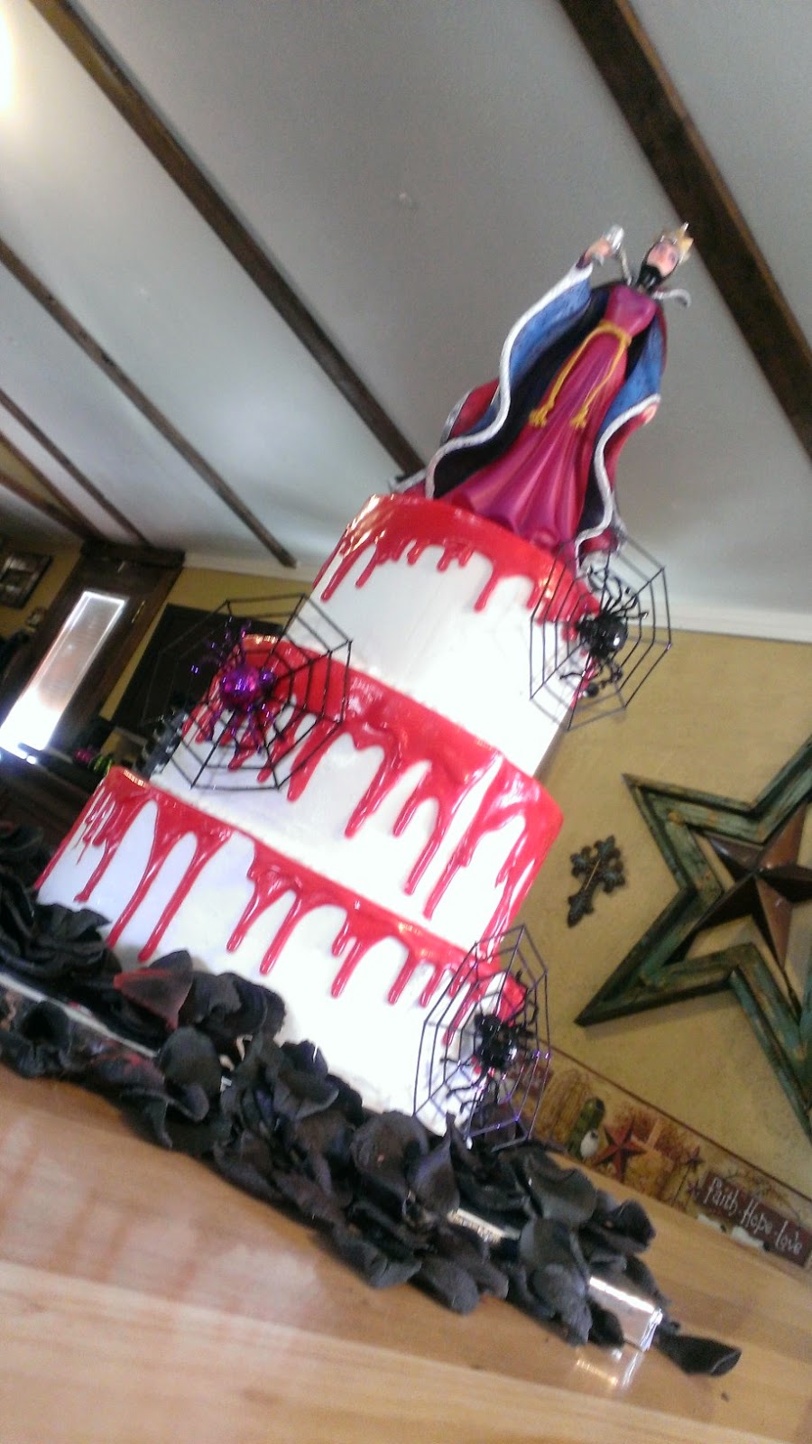 HAPPY CAKES Evil Queen Halloween cake