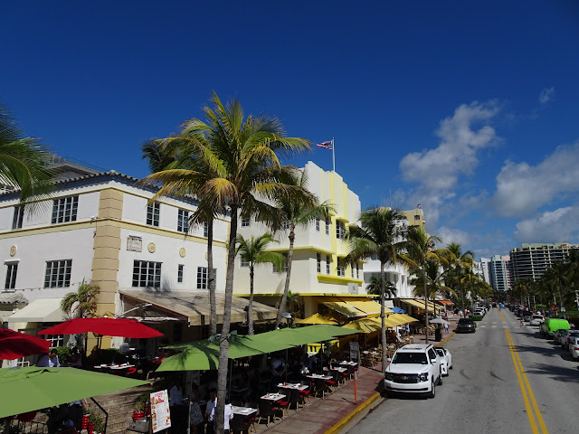 Vista de los edificios Art Deco de la  famosa calle Ocean Drive