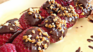 Brocheta de fresas y frambuesas chocolateadas, con base de Natillas.