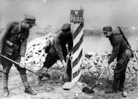 Fuente: https://en.wiki2.org/wikipedia/commons/thumb/1/1e/Marking_Polish-German_Border_in_1945.jpg/im264-Marking_Polish-German_Border_in_1945.jpg