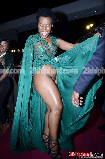 What a disgrace! South African socialite Zodwa Wabantu goes pantless at award, exposes her private parts (photos)