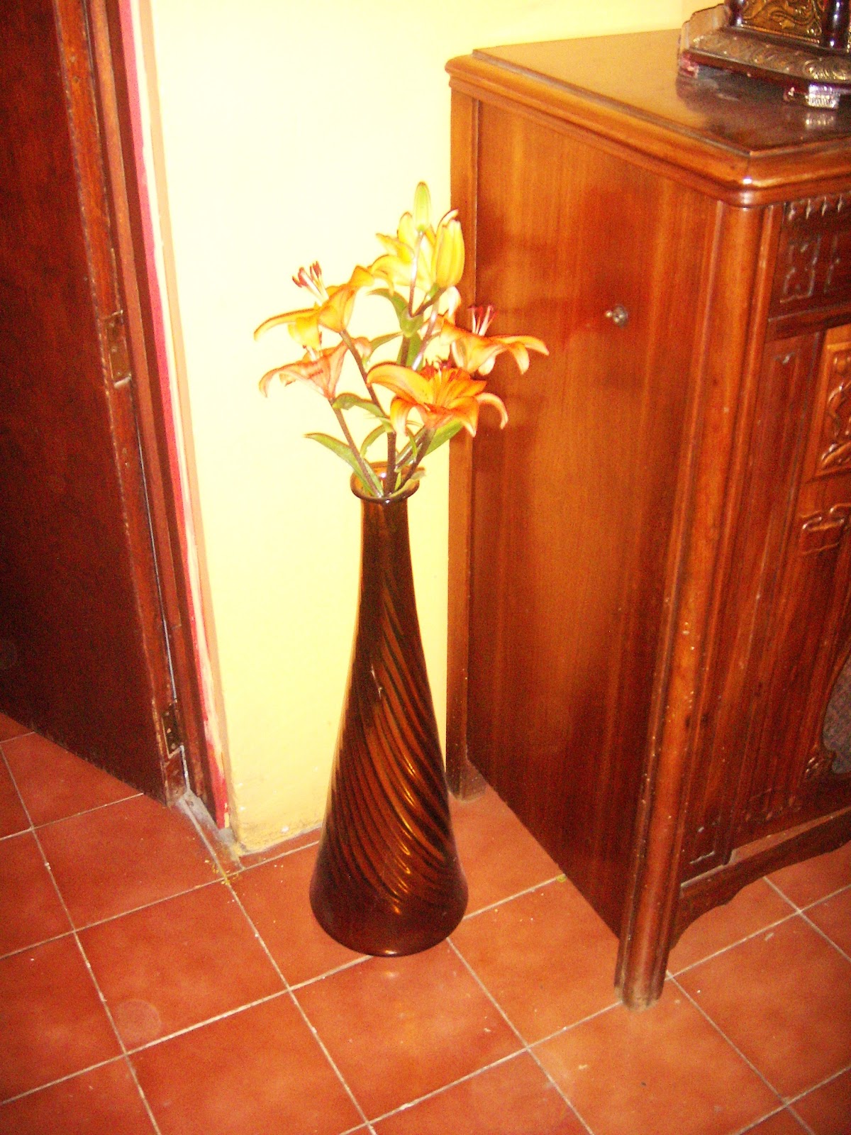 Sakra Antiques: Florero de Piso tipo yarda en tono cobrizo. Vase Floor