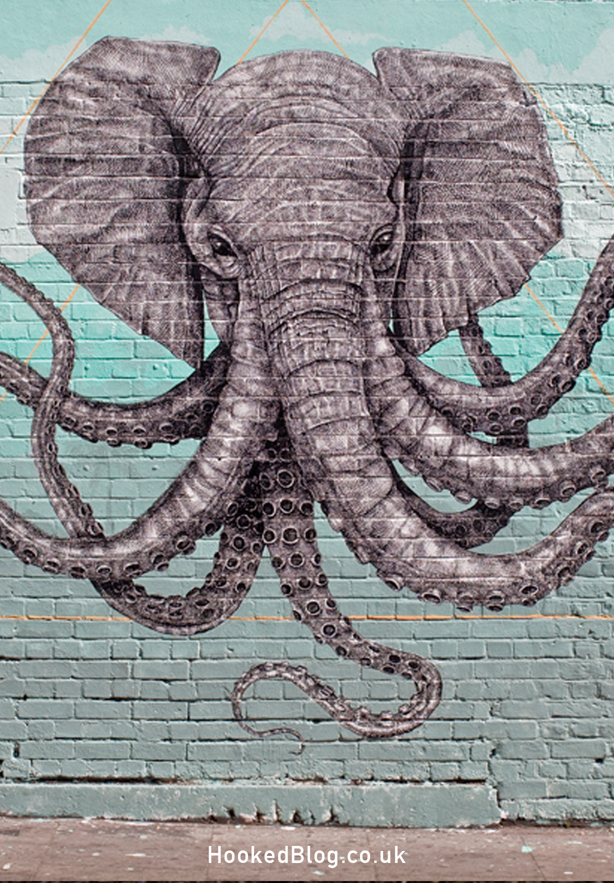 Alexis Diaz finishes his Elephant Octopus London Mural