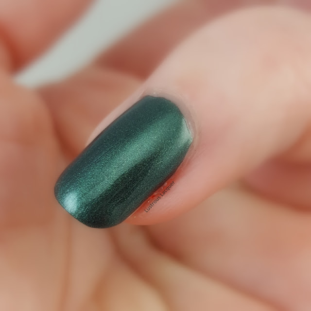 Deep-emerald-green-nail-polish