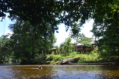 Rumah penduduk di tepi sungai Rumah penduduk di tepi sungai