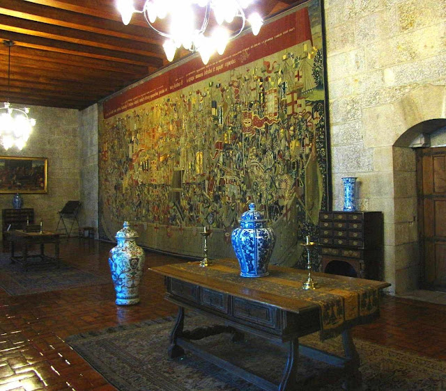 Paço dos Duques de Bragança, na mesma municipalidade do castelo medieval