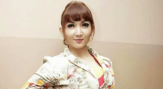 Mengintip Roro Fitria Pesinetron Kaya Raya - Sexi Dengan Mobil Mewah