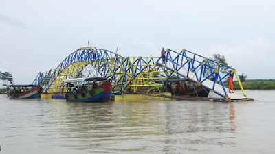 Jembatan Apung Kampung Laut  pertama di Indonesia