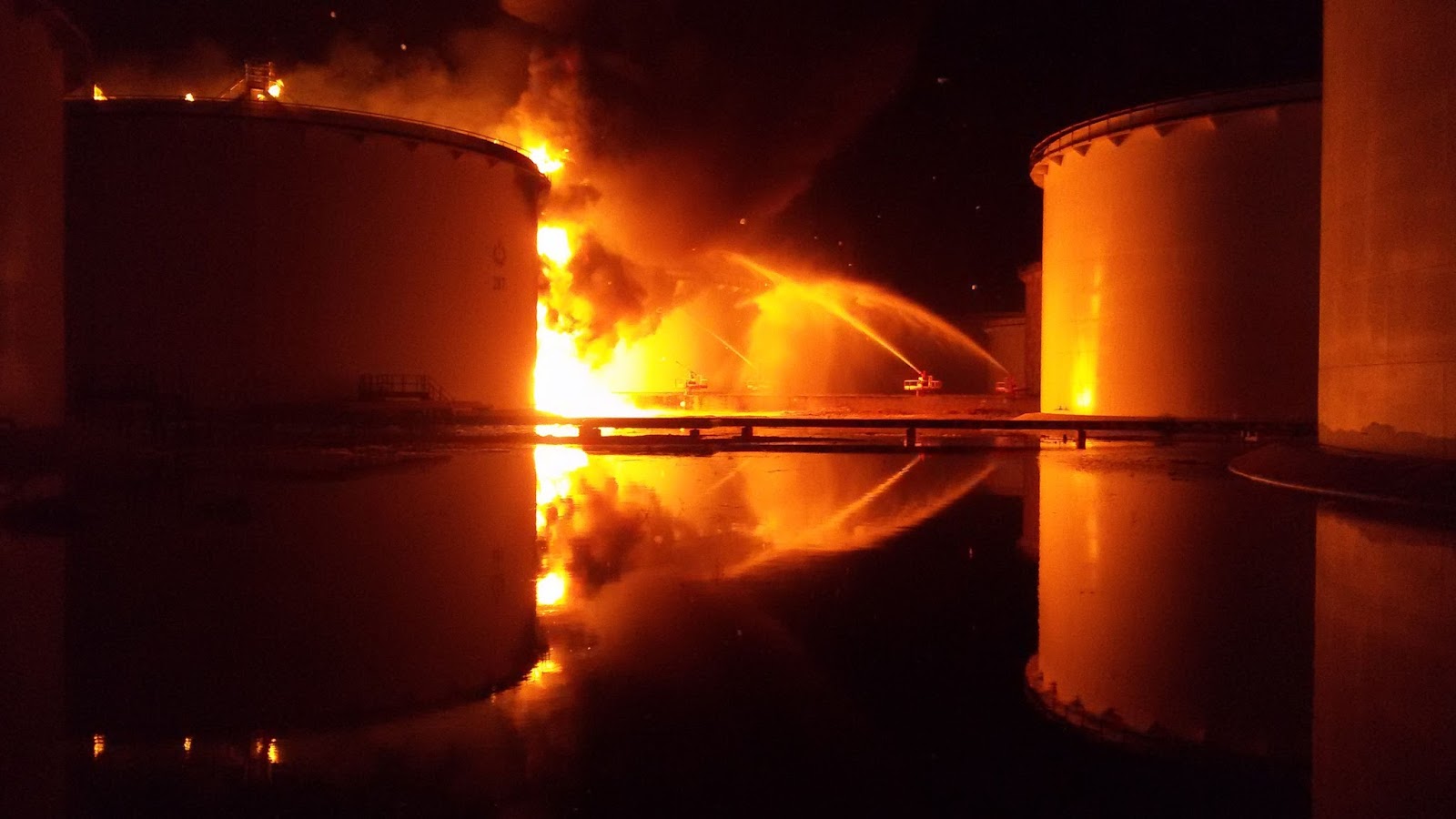 Сжигание масла. Нефтехранилище Ленинградской области. Пожары в резервуарных парках. Горение резервуаров. Пожар на нефтехранилище.