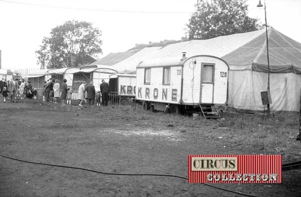 roulotte, cages et tente écurie du zoo du cirque Krone 