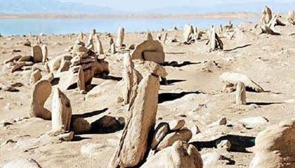 Artefactos extraños regados cerca del sitio - piramides de china