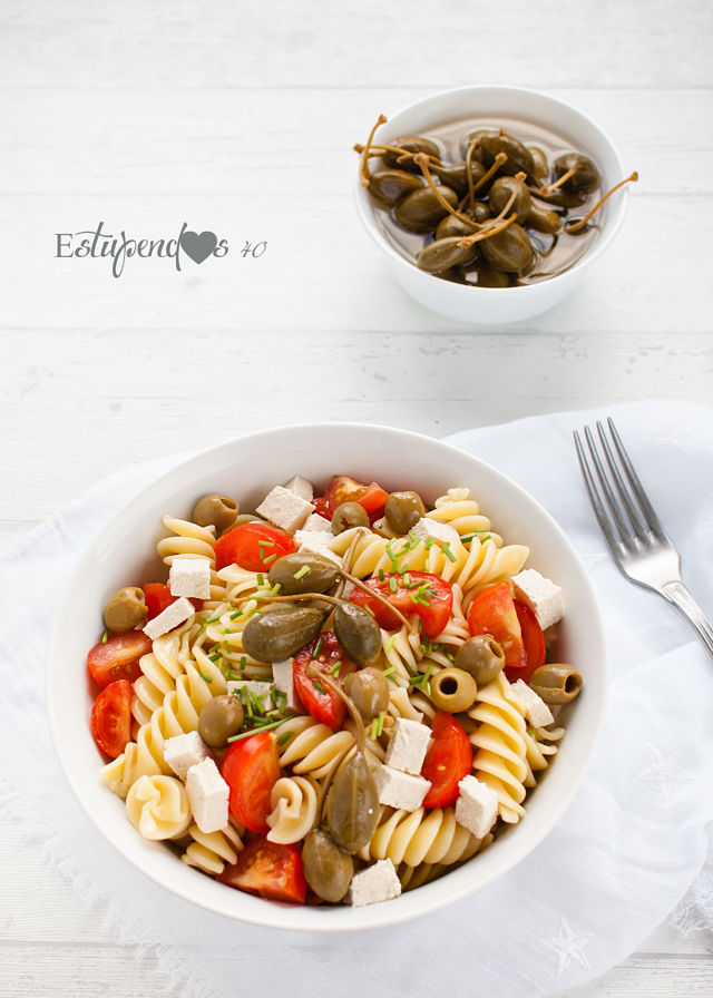 ensalada-de-pasta-con-tofu-y-alcaparras