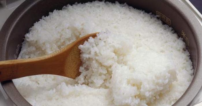 10 Tips Memasak Nasi Magic Com Agar Tidak Lembek dan Basi - KOSNGOSAN