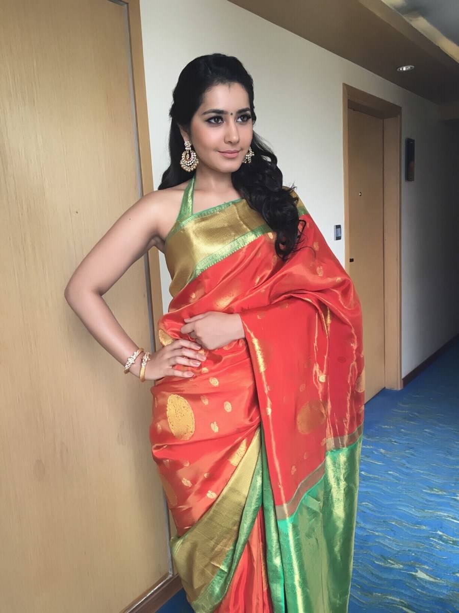 [Image: Rashi%2BKhanna%2BStills%2BAt%2BStore%2BL...5%2529.jpg]