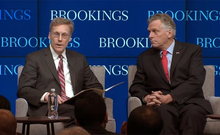 Mark Muro, autor del informe sobre Industrias Avanzadas de Estados Unidos, habla con el gobernador de Virginia, Terry McAuliffe, sobre el futuro de estas industrias. (Foto: The Brookings Institution)