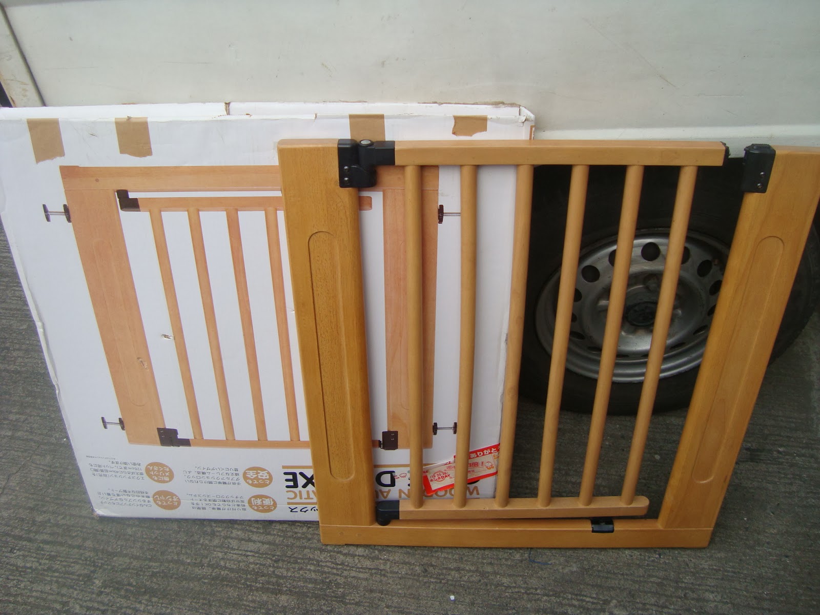 MommysLove4Baby143 Wooden automatic safety gate Deluxe like new w/ box
