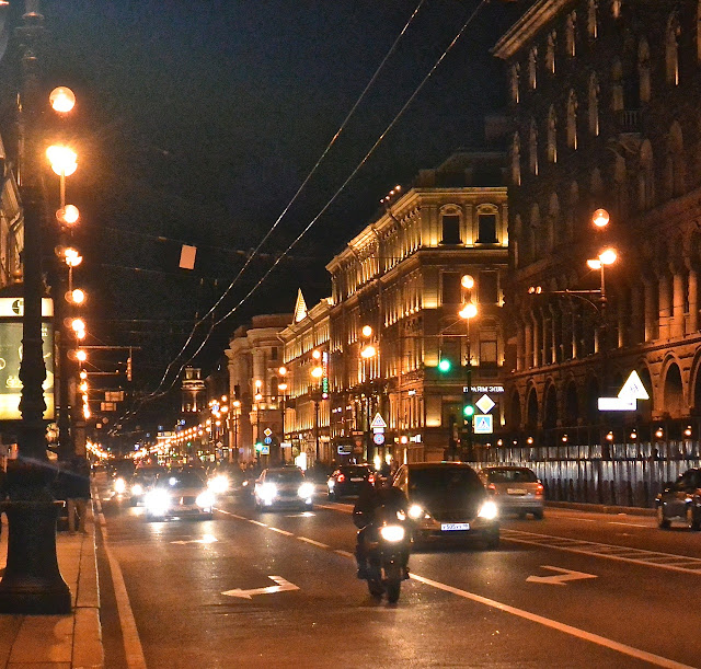 Saint Pétersbourg :La perspective Nevsky Saint Pétersbourg :La perspective Nevsky de nuit