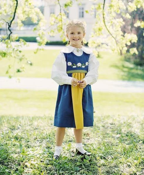 New photos of  Princess Estelle with Prince Oscar Carl Olof of Sweden were published. Crown Princess Victoria calebrete Swedish National Day 2017