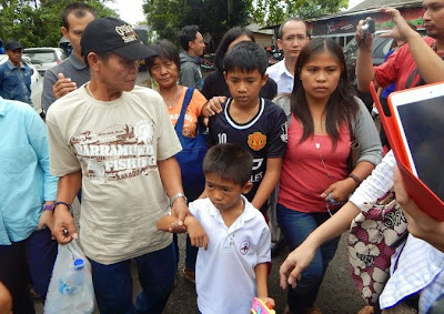 Mary Jane Veloso's relatives, including her two sons, on their way to visit her in her Nusakambangan death row cell on April 25, 2015 Mary Jane Veloso's relatives, including her two sons, on their way to visit her in her Nusakambangan death row cell on April 25, 2015