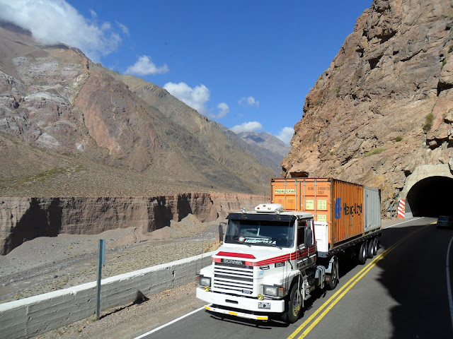 ATRAVESSAR OS ANDES, cruzando do Chile para a Argentina numa estrada brutal | Chile e Argentina