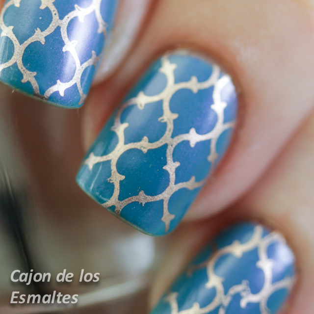 estampado de uñas turquesa y dorado