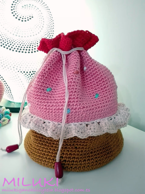 bolso de ganchillo en forma de plum cake