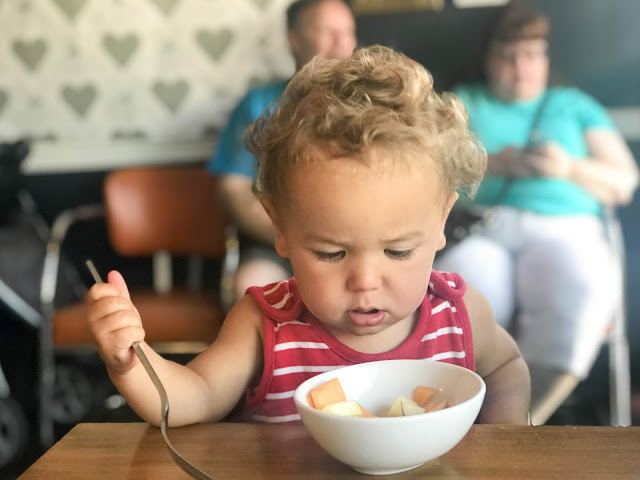 Montessori parenting - some thoughts on going to restaurants with young children without using screens to entertain them. 