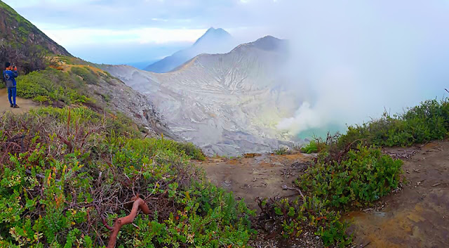 Ijen Morning Tour | Ijen Crater Tour Ijen Morning Tour Banyuwangi, visit to ijen crater volcano east java ( kawah ijen ) in morning day, it’s good time to see the beauty of the lake, active volcano of Ijen crater and see direct traditional miners work every day in the ijen take the sulfur from crater, for by the turist travel to ijen crater volcano can be from : ijen crater from bali, ijen crater from Surabaya, ijen crater from banyuwangi, beside in morning day the ijen itself has beauty of the lake, is also in the night day (ijen night tour), the ijen crater itself has uniqueness of blue fire ( blue flame), in Indonesia mention it (api biru ) which is because the outburst gas from active volcano Ijen sulphur containing methane gas, so it produces blue fire, and the occurrence of blue fire ijen only at night day (ijen blue fire tour). Ijen tour price in morning day at the time normaly day is : Rp. 600.000/person. At the time is weekend the price is differend, ijen crater, ijen crater tours, ijen Tour Package, kawah ijen tours, ijen tour and travel banyuwangi, ijen volcano tour, ijen volcano Indonesia, ijen volcano from banyuwangi, ijen travel, kawah ijen banyuwangi, kawah ijen tour, kawah ijen trip, ijen crater tour, ijen crater blue fire, ijen crater guesthouse, ijen crater tour from banyuwangi, ijen crater tour bali, ijen crater tour price, ijen crater night tour, kawah ijen night, ijen blue fire, bluefire ijen crater, blue fire ijen tour , blue fire kawah ijen, ijen blue flame tour, blue flame gunung ijen, blue flame sulphur ijen, blue flame gunung ijen, blue flame kawah ijen volcano.