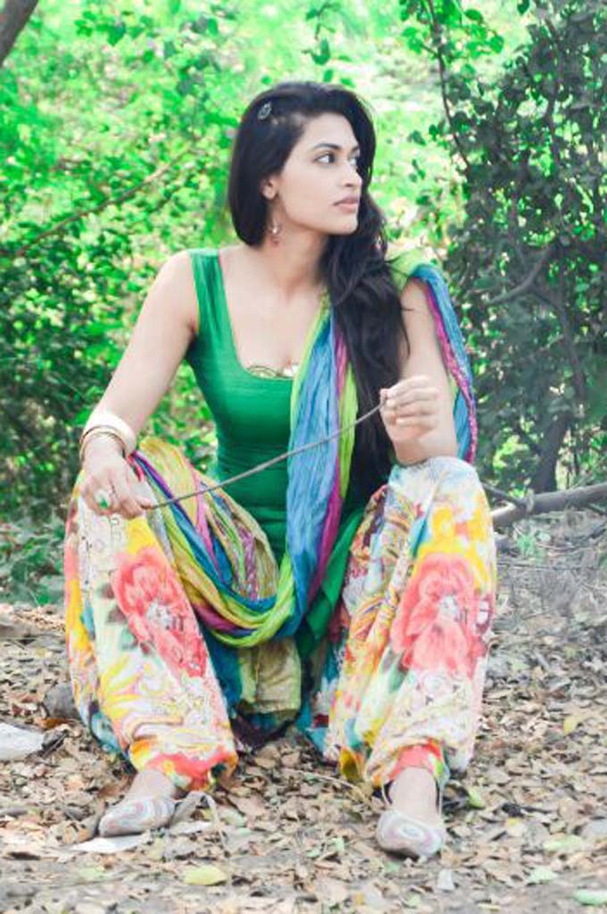 Actress Photos: Actress Salony Luthra Photos