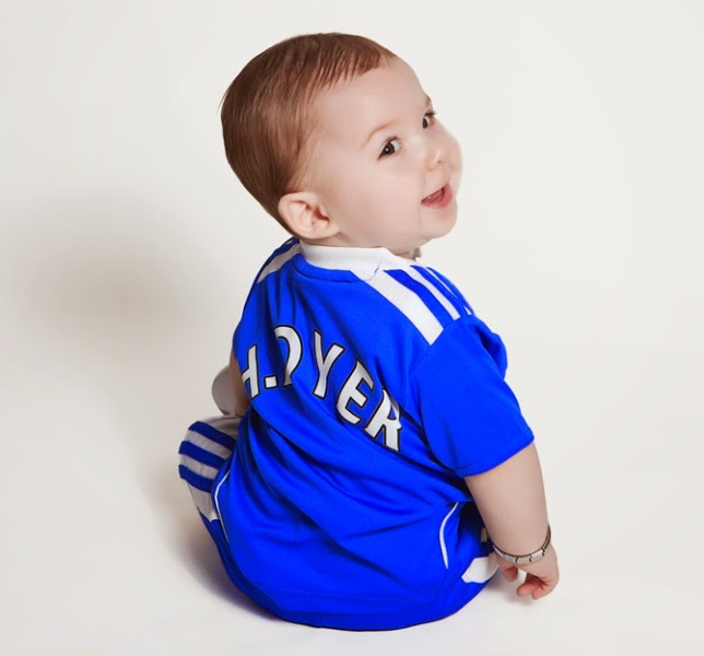 Gambar bayi lucu ganteng pakai baju seragam sepak bola chelsea Gambar bayi lucu ganteng pakai baju seragam sepak bola chelsea