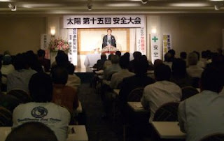 講演会講師・三遊亭楽春の安全大会講演会の風景。 講演会講師・三遊亭楽春の安全大会講演会の風景。