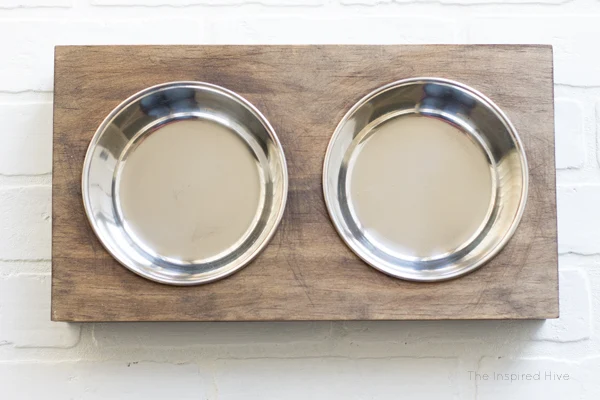 It's so easy to build this DIY raised pet feeder! Perfect idea for small dogs or cats. Get modern farmhouse style with black and wood tones.