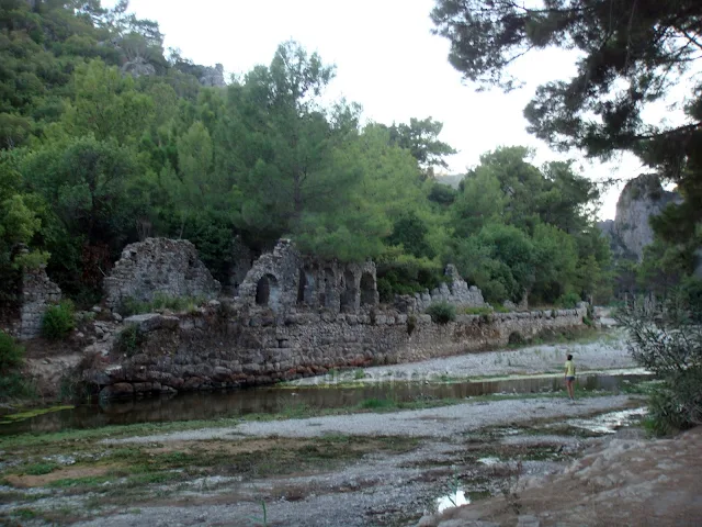 Olimpos sahiline ulaşılması için içinden geçilmesi gereken tarihi kent