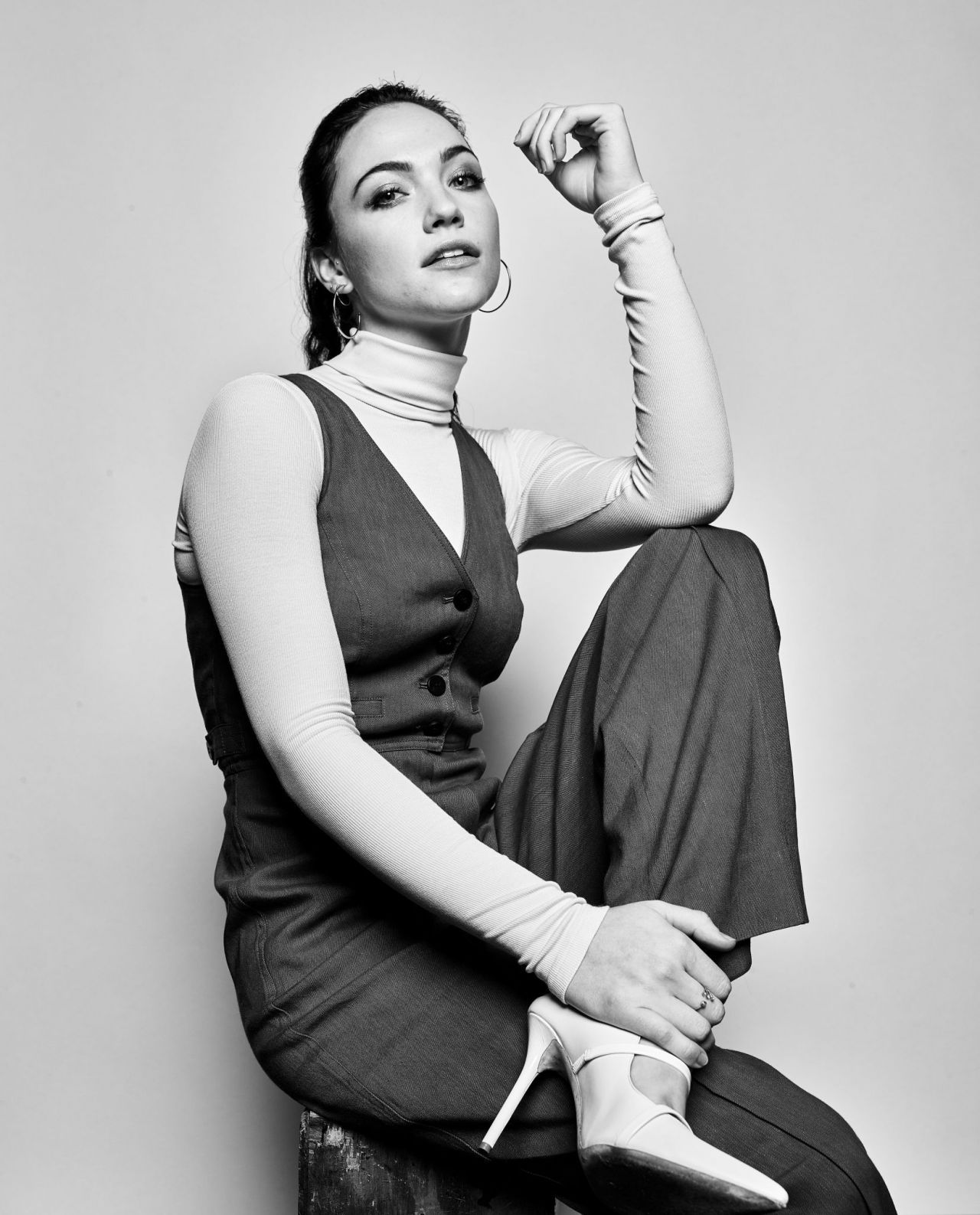 DC COMICS AND ARROWVERSE : The Flash Star Violett Beane Photoshoot for