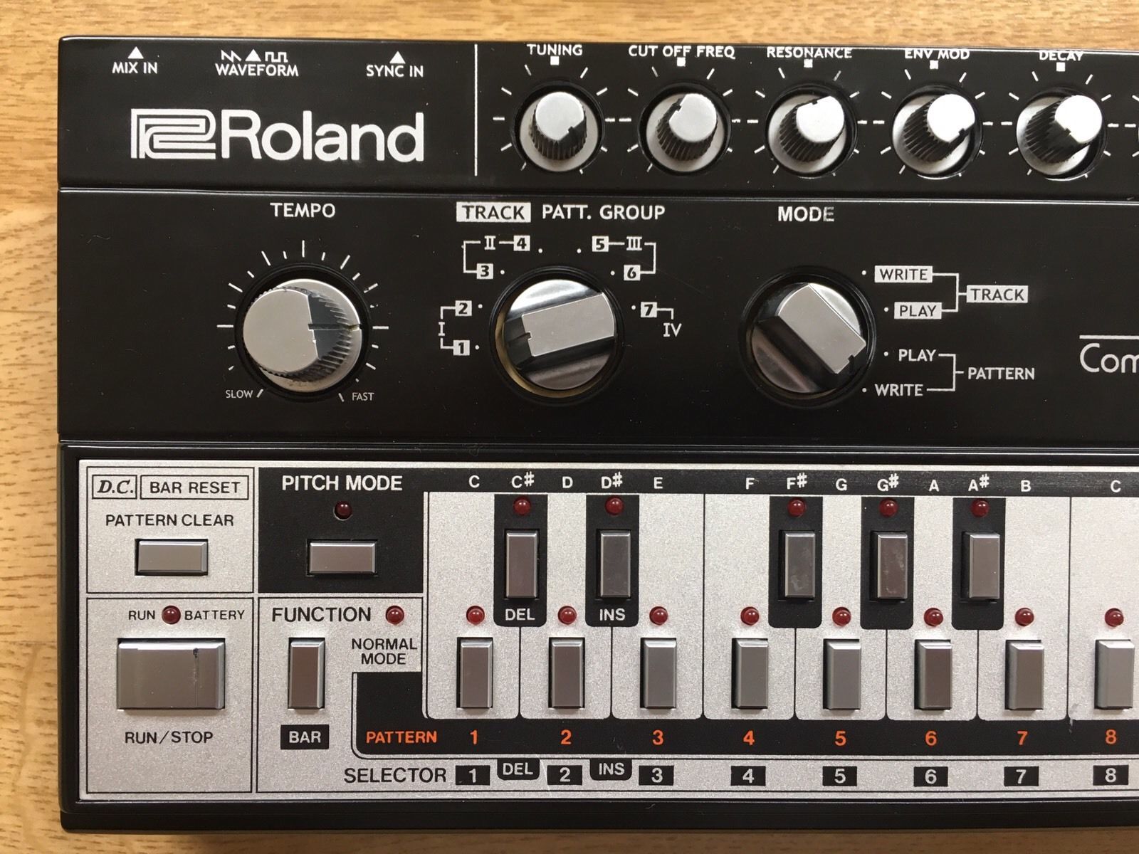 MATRIXSYNTH SUPERB! BLACK Roland TB303 *ACID BASSLINE SYNTH* w/ Roland