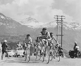 Nencini leads the field in the 1960 Giro d'Italia