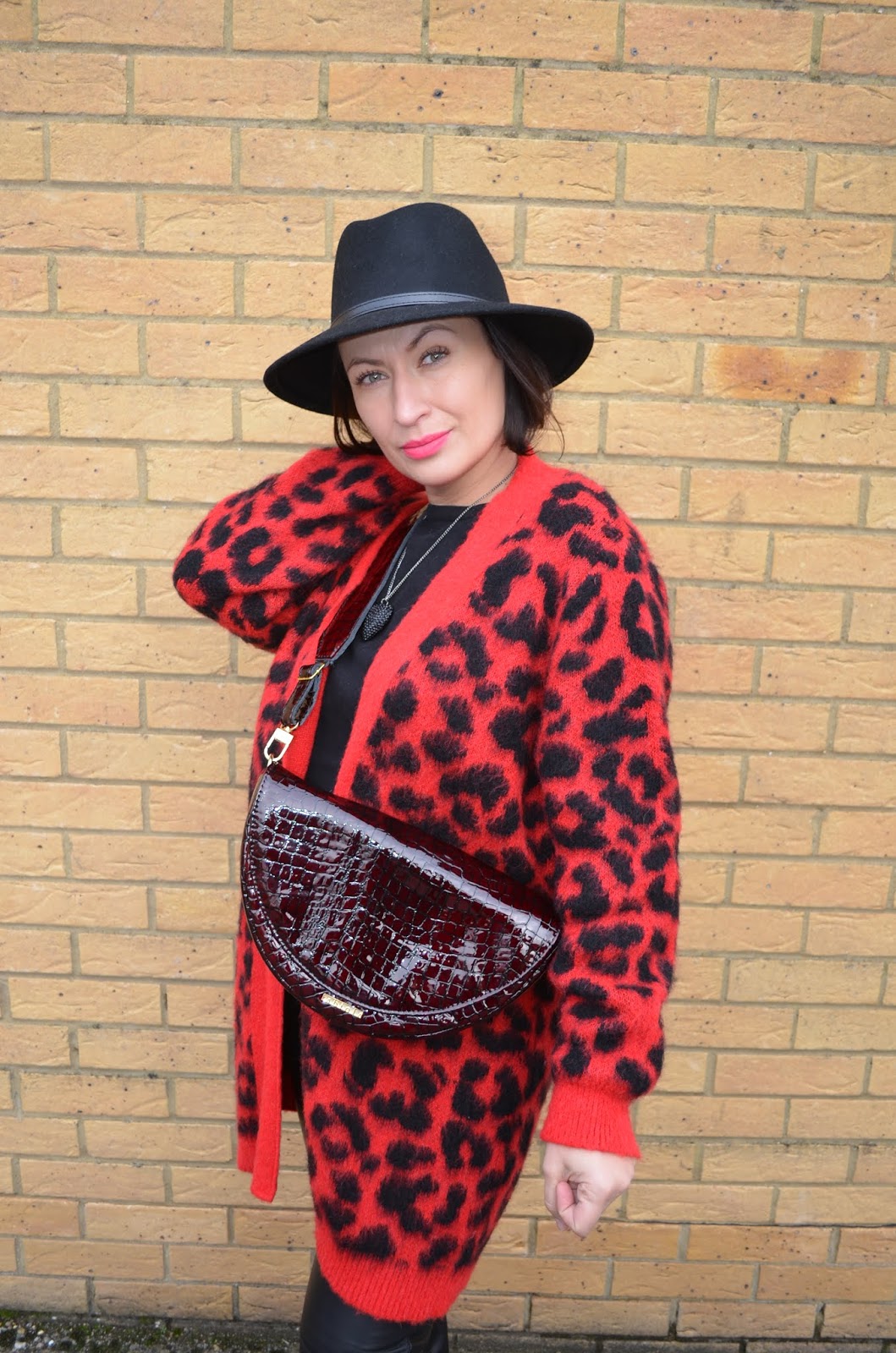 Blogerka Modowa, Blog modowy, Adriana Style Blog, moda po 30-ce, moda, fashion, panterka, skóra, leather, leopard print, black & red, hat, kapelusz, fashion 30+, fabiola bag,