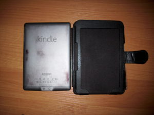 Etui Bluecosto i jego ofiara Kindle z zabrudzonymi pleckami