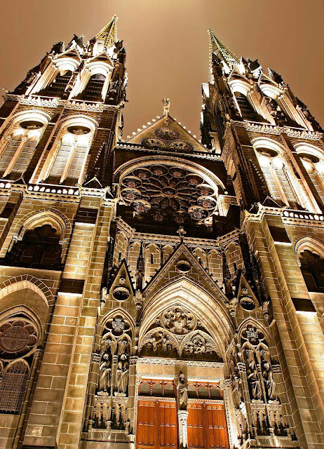 A catedral de Clermont-Ferrand construída no local onde o Papa Urbano II pregou a primeira Cruzada. A catedral de Clermont-Ferrand construída no local onde o Papa Urbano II pregou a primeira Cruzada.