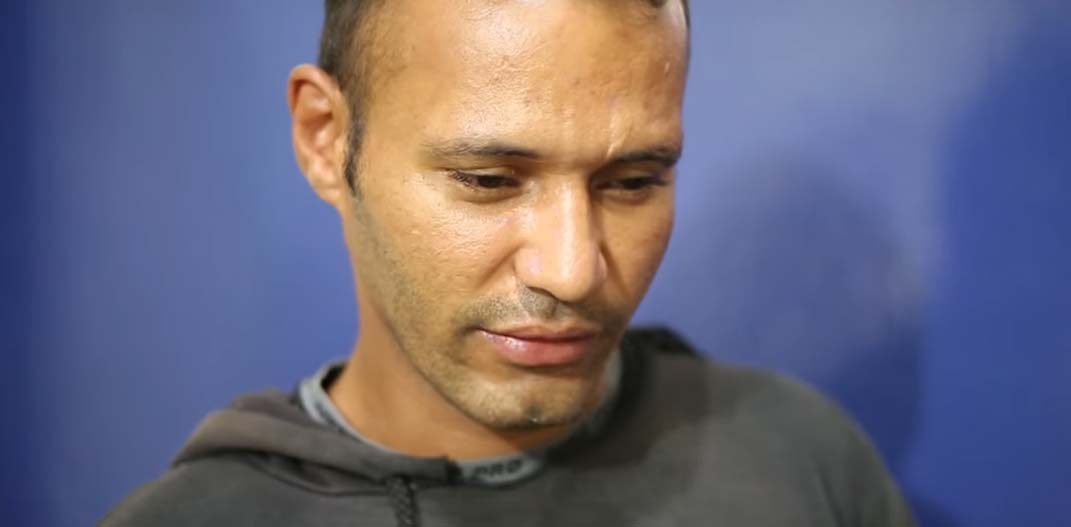 Homem mata mulher por ciúme e depois abraça corpo na Bahia; veja vídeo