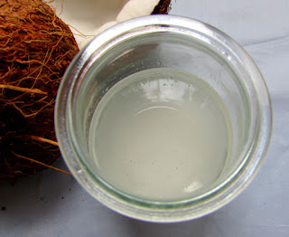 Нерафинированное кокосовое масло в растопленном виде