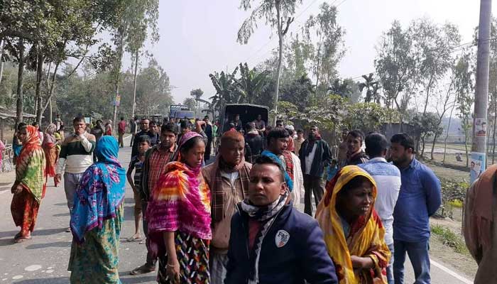 1 killed in transporting crushed silver-bound Palashbari পলাশবাড়ীতে ঢাকাগামী রুপা পরিবহনের চাপায় পিষ্ট হয়ে নিহত ১