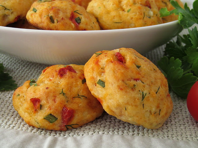 Закусочные творожные булочки с вялеными томатами и зеленью