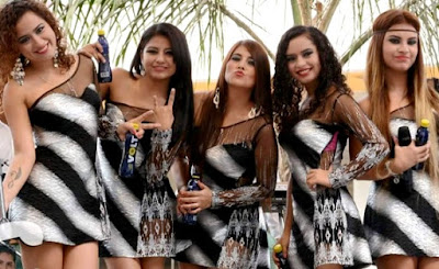 Corazón Serrano Foto de Corazón Serrano con vestido a rayas