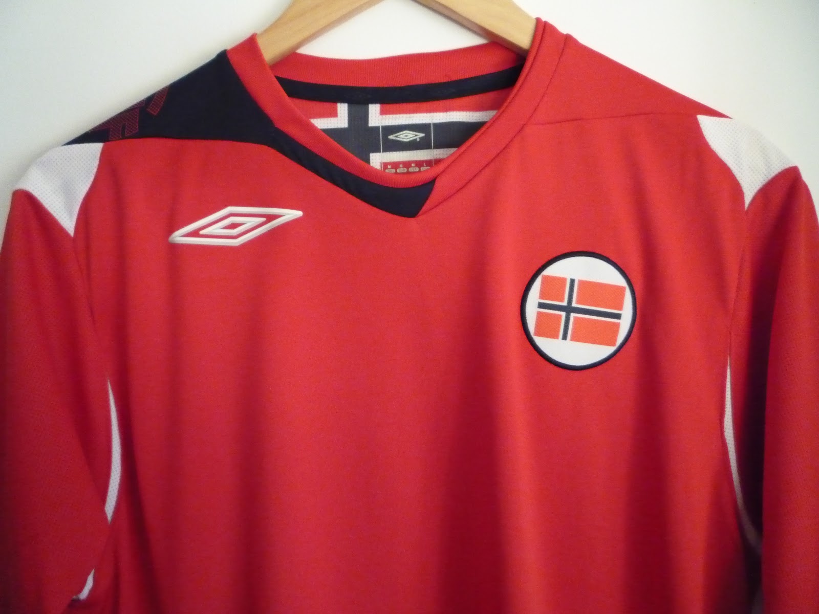 Football Uniforms | A football shirt collection: #15 Norway (Home, 2007/?)